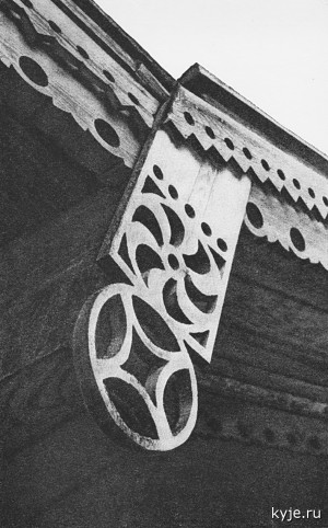 Детали резных деревянных украшений крыльца Покровской церкви