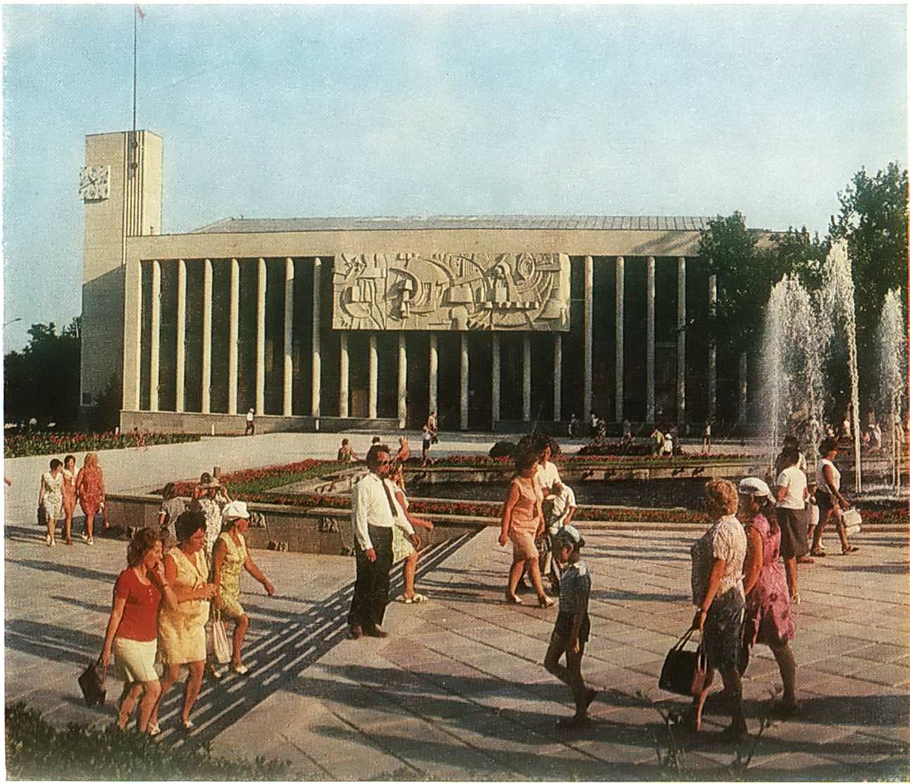 Советская площадь — фонтаны и туристы