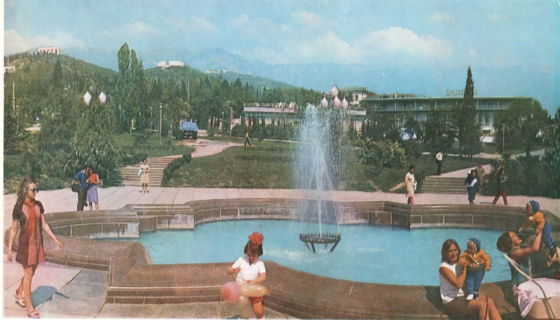 Бассейн с фонтаном и отдыхающими в крымском санатории