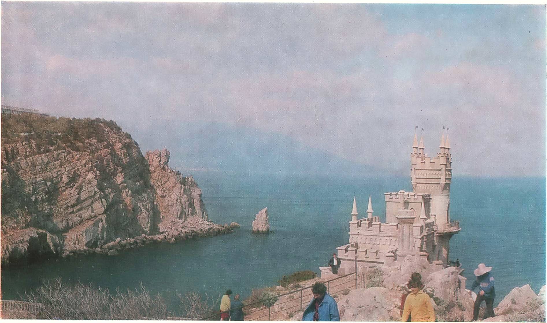 Средневековый замок на утесе в Крыму