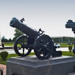 Памятник Петру I и Екатерине I в Стрельне - пушка