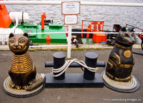 Кот и Пёс на пристани