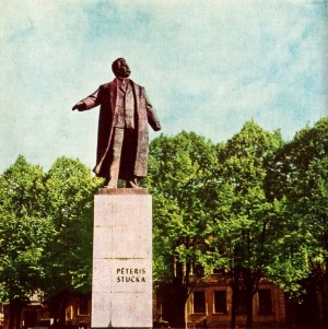 Памятник председателю первого правительства Советской Латвии Петру Стучке на площади Пиониеру