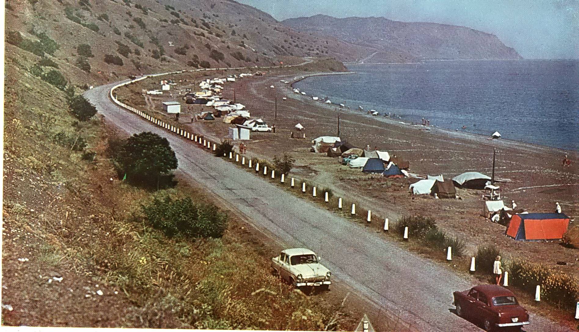 Палатки вдоль дороги у Черного моря