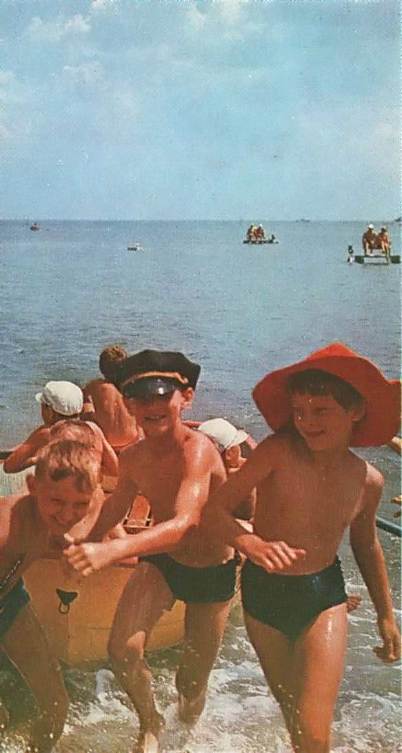 Советские дети купаются в Черном море