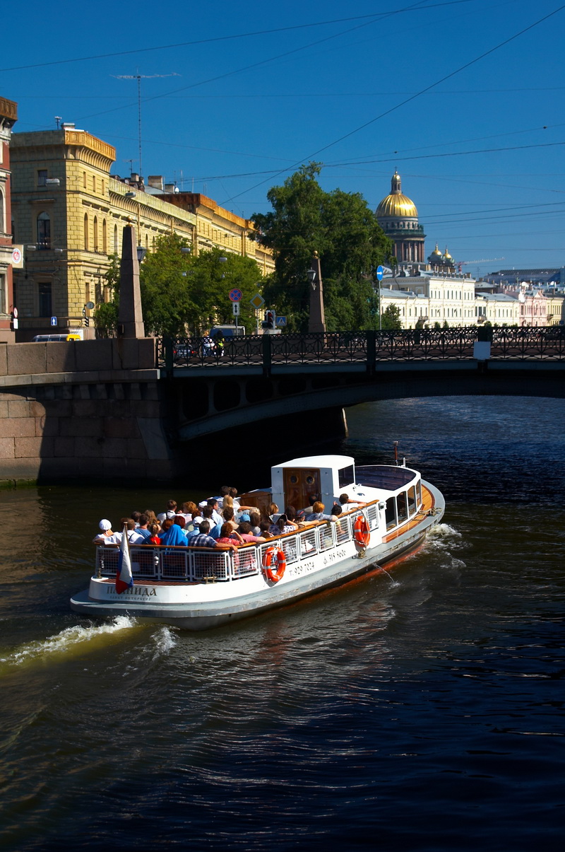 Туристы на катере в Петербурге